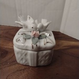 Vintage porcelain trinket box.